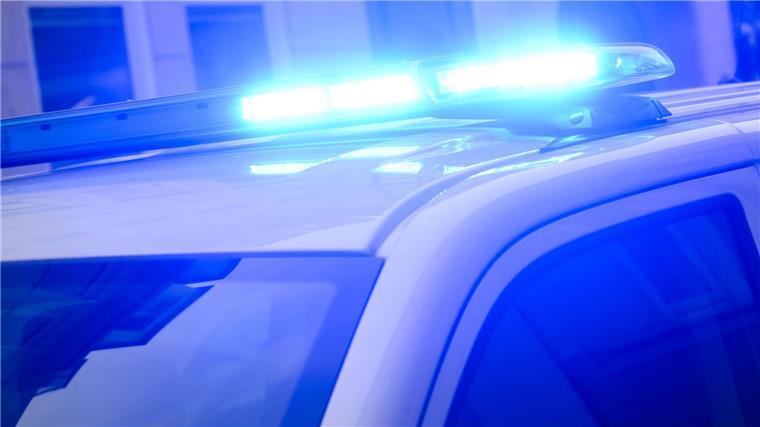 Ehefrau absichtlich angefahren? Ermittlungen wegen Mordes Mit einem Auto soll ein Mann in Varel seine getrennt von ihm lebende Ehefrau getötet haben. Die Polizei ermittelt wegen Mordes. (Symbolbild)