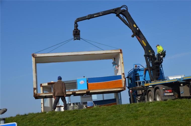Mit einem Autokran wurden die Container aus dem Winterquartier in Padingbüttel geholt und in Spieka-Neufeld am Wasser zum Container-Restaurant Ebbe Flut aufgestellt.