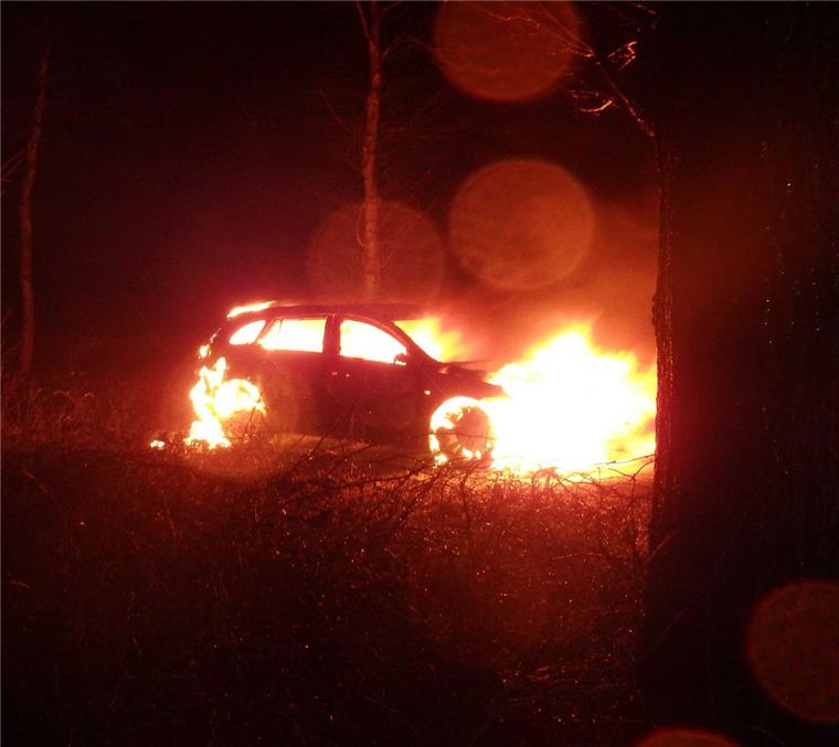 Mit einem brennenden Autowrack endete eine actionreiche Verfolgungsjagd durch das Cuxland am Mittwoch.