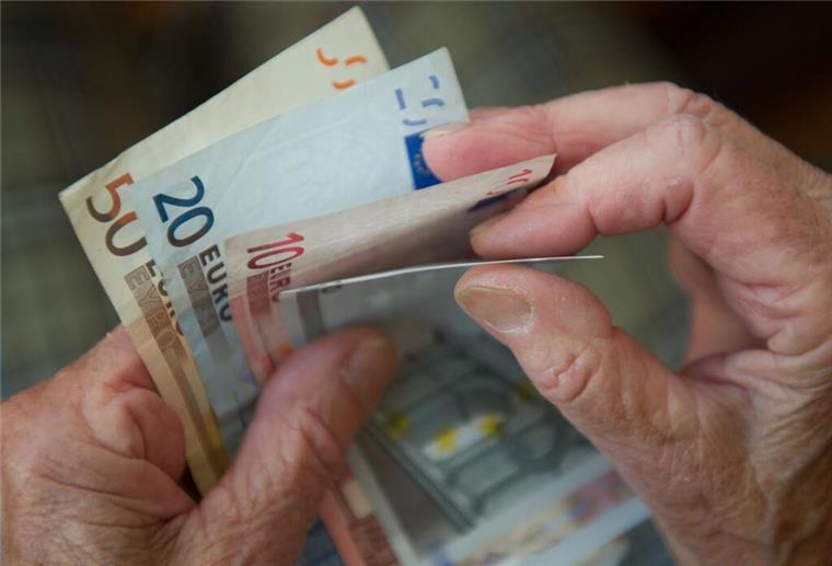 Mehr als 100 Euro pro Monat! Ein einfacher Antrag reicht, um die Rente zu erhöhen Eine Person zählt mehrere Euroscheine.
