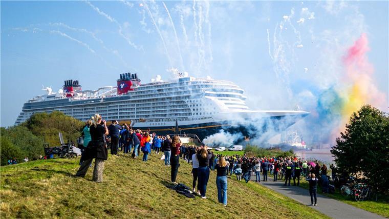 Neues Meyer-Kreuzfahrtschiff auf dem Weg zur Nordsee Mit einem Feuerwerk wird die „Disney Treasure“ verabschiedet.