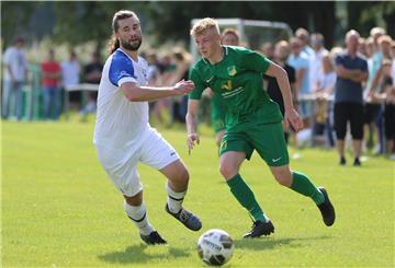 Mit einem Freistoß gelang Damian Lüder (grünes Trikot) die 2:1-Halbzeitführung für die Abbehauser beim TuS Obenstrohe.