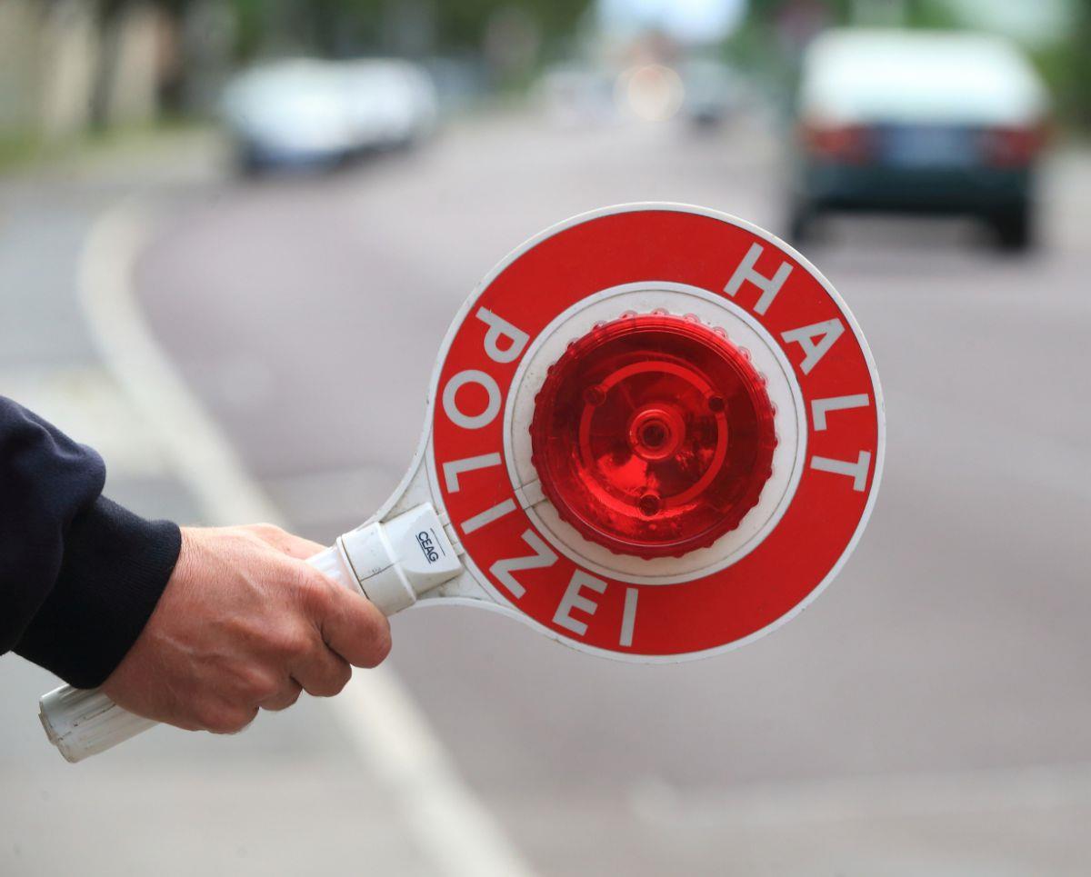 Mit einem gestohlenen Auto sind drei dreizehnjährige Jungen in Vechta vor der Polizei geflüchtet.