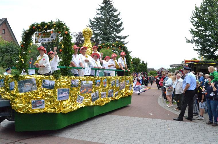 Rekordverdächtig: Dedesdorfer Markt zieht die Besucher an Mit einem goldigen Festwagen verabschiedete sich der Damenkegelklub Flott wegvor großer Publikumskulisse im 50. Jahr seines Bestehens und nach 40 Jahren Teilnahme am Unzug aus Altersgründen vom Dedesdorfer Markt. Dafür wurden sie mit einem Ehrenpreis belohnt.