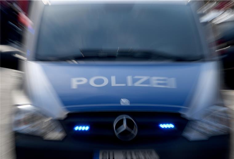 Mit einem Großaufgebot rückte die Polizei in Kleinensiel an und durchsuchte mehrere Wohnungen in einem Reihenhaus.
