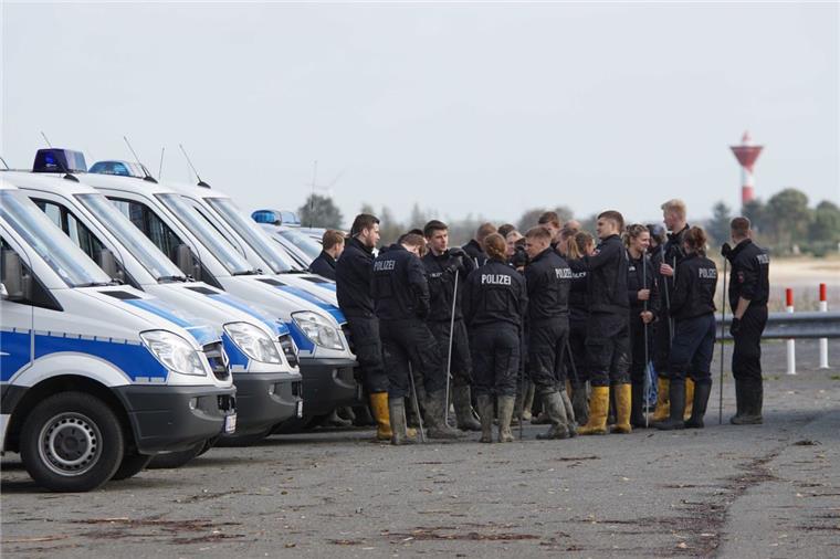 Missbrauchsfall in Brake: Pädophiler aus Bremen muss in Haft Mit einem Großaufgebot suchte die Polizei im vergangenen Jahr nach Beweisen im Braker Missbrauchsfall.