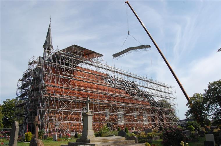 Brake: Golzwarder Kirche hat jetzt eine Schutzhaube Mit einem großen Kran wurden die Teile des Kassettendachs auf das Gerüst befördert.