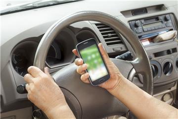Mit einem Handy in der Hand sollte sich man sich als Autofahrer nicht erwischen lassen.