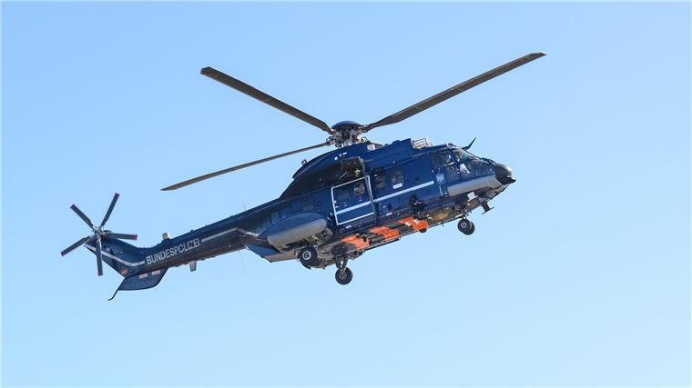 Betrunkener Jugendlicher liegt im Gleisbereich Mit einem Hubschrauber suchte die Bundespolizei nach einem 17-Jährigen, der nahe von Bahngleisen auf dem Boden lag und dann wegrannte. Die Beamten fanden den betrunkenen Jugendlichen. (Symbolbild)