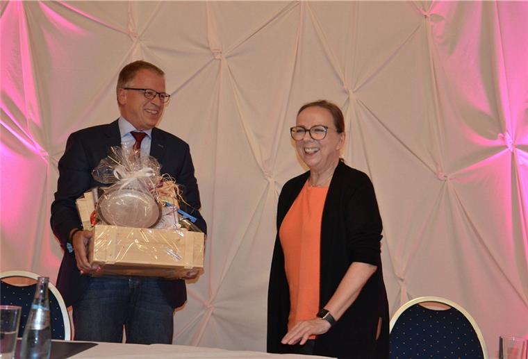 Abschied aus dem „gallischen Dorf“ Mit einem Jobangebot, Lob, Dank, Anerkennung und einem Präsentkorb verabschiedete Bürgermeister Lars Rosebrock die ehemalige stellvertretende Gemeindedirektorin Irene Körner in den Ruhestand.