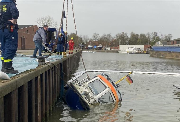 Öl in der Weser? Schiff in Braker Hafen gesunken Ein gesunkenes Boot wird geborgen