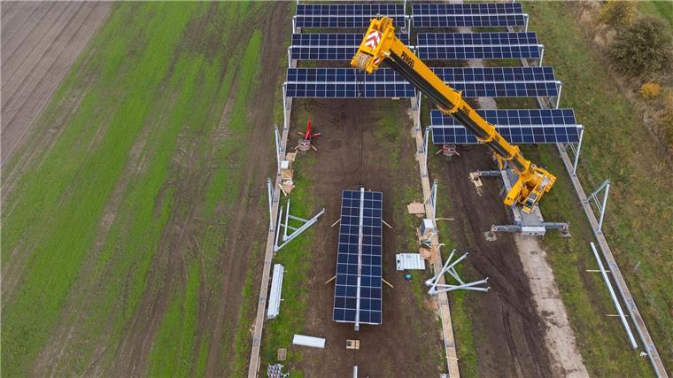 Gravierende Engpässe: Niedersachsen fehlen Fachkräfte Mit einem Kran wird in Lüchow eine Agrar-Photovoltaik-Anlage montiert.