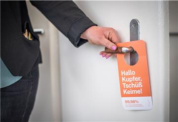 Mit einem Kupfer-Tape der Firma Statex sollen Viren und Keime auf Türklinken abgetötet werden - auch Corona. Die Verbraucherzentrale Bremen prüft, ob eine Verbrauchertäuschung vorliegt. Foto: Hartmann