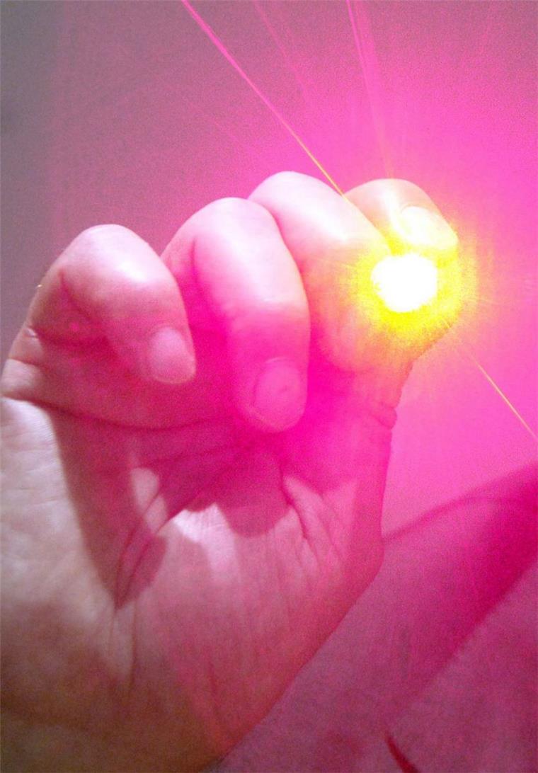 Raum Malstedt: Gefährliche Laser-Attacke auf Air-France-Flieger Mit einem Laserstrahl hat ein Unbekannter vom Raum Malstedt aus den Piloten eines im Landeanflug auf Hamburg befindlichen Passagierflugzeugs der Air France geblendet. Die Polizei ermittelt.