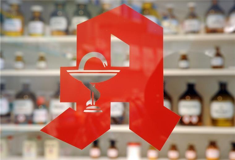 Raubüberfall auf Apotheke in Cuxhaven Mit einem Messer bewaffnet hat am Dienstag ein Unbekannter eine Apotheke in Cuxhaven überfallen.