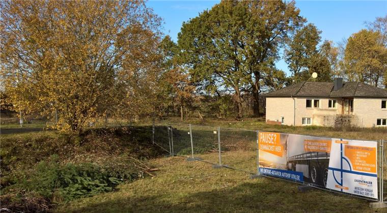 Auf dem geplanten Autohof Lehnstedt tut sich was Mit einem Plakat auf dem Areal an der Autobahnabfahrt Uthlede, wird ein Nutzer für einen Teil des Industriegebietes gesucht, der sich dort Ansiedeln möchte.