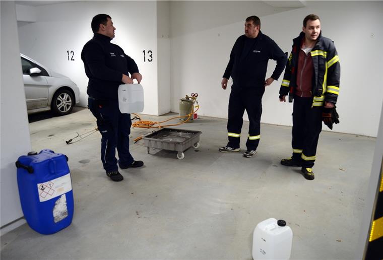 Mit einem rauchlosen Feuer in dieser Wanne wurde ein brennender PKW simuliert