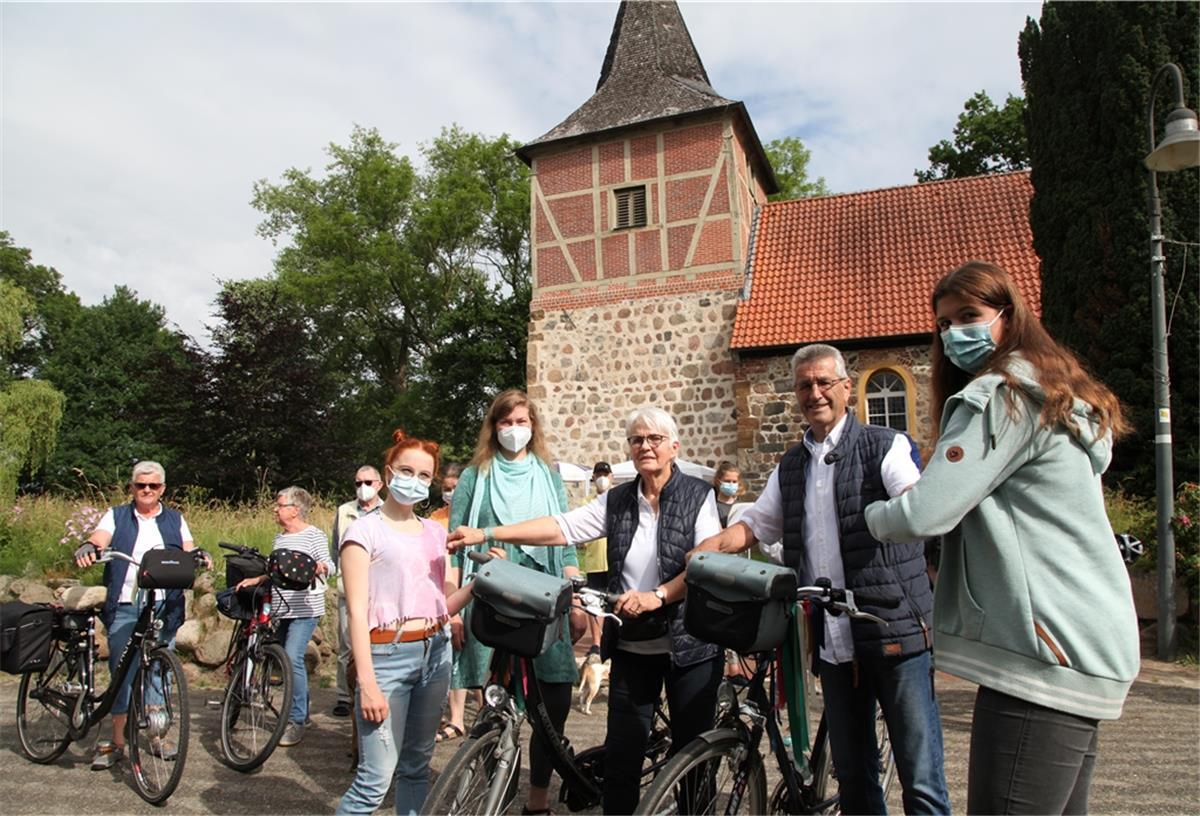 Kirche auf dem Rad 2021: Resonanz ist super Mit einem Reisesegen schickte Pastorin Lara Schilde morgens in Bexhövede die Teilnehmer von „Kirche auf dem Rad“ auf ihre Tour. Unter ihnen auch Hildegard und Dietmar Hencken aus Sellstedt, die von den Konfirmandinnen Lina (rechts) und Emma mit einem Armband versorgt werden. Foto Gehrke