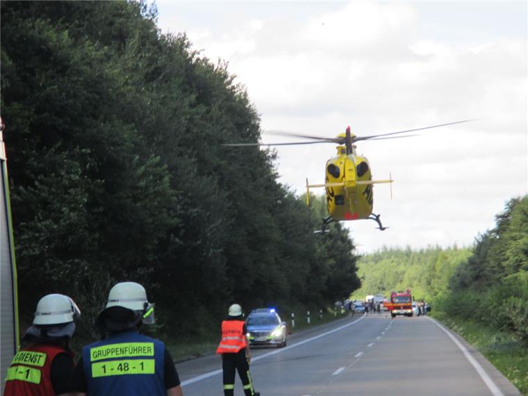 Verkehrsunfall mit einer schwerverletzten Person auf der Autobahn 27 Mit einem Rettungshubschrauber musste die schwerverletzte Frau ins Krankenhaus gebracht werden.