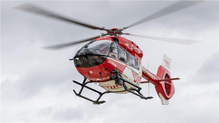 Senior fährt mit Auto in Straßengraben und stirbt Mit einem Rettungshubschrauber wird die lebensgefährlich verletzte Beifahrerin in eine Klinik gebracht. (Symbolbild)