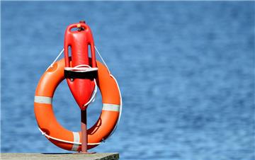 Mit einem Rettungsring hat ein Passant in Bremerhaven einen Mann gerettet, der ins Hafenbecken gefallen war. 