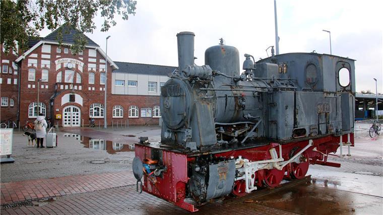 Insel rettet alte Dampflok mit Tau, Teamgeist und Muckis Mit einem Schiff soll die Lok später ans Festland gebracht werden.