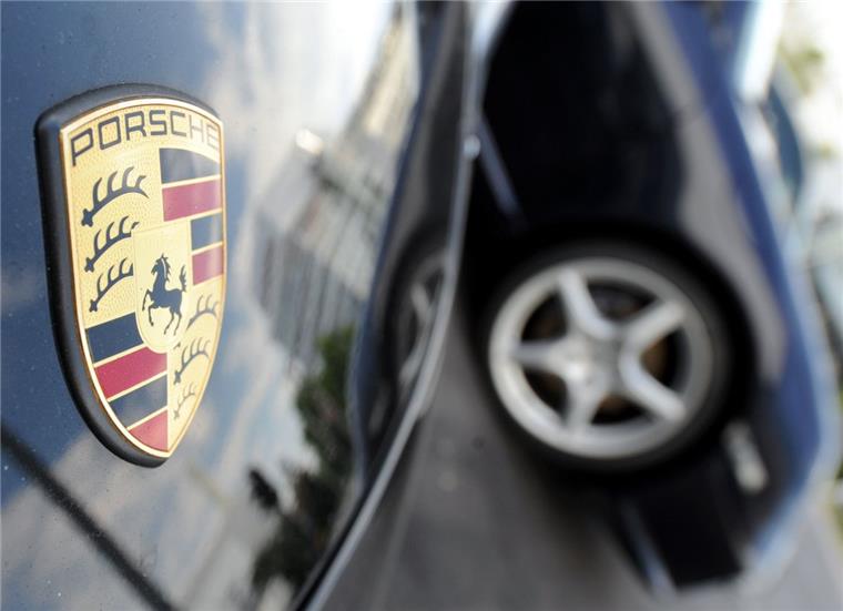 Mit einem schwarzen Porsche Cayenne machten sich Einbrecher in Loxstedt aus dem Staub.