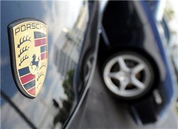 Mit einem schwarzen Porsche Cayenne machten sich Einbrecher in Loxstedt aus dem Staub.
