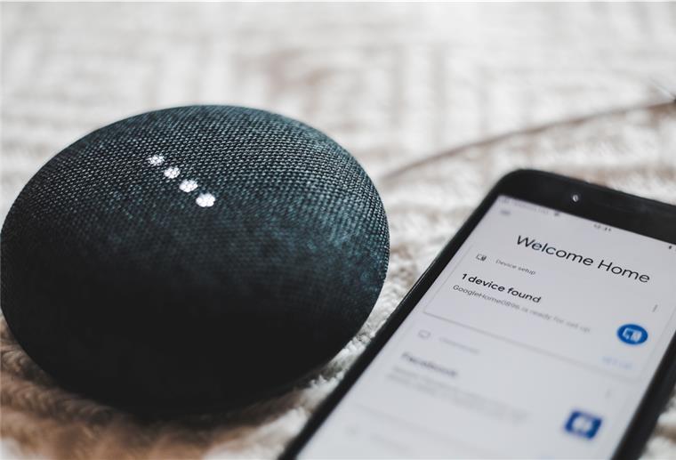 Beim Smart Home sind Bremerhavener und Cuxländer zurückhaltend Mit einem Smartphone oder einem Sprachassistenten wie dem Google Home Mini kann man die intelligenten Geräte steuern.