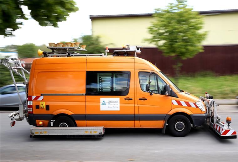 So werden die Schäden an den Landesstraßen gemessen und bewertet Mit einem solchen Spezialfahrzeug ist der TÜV-Rheinland alle fünf Jahre auf den Landesstraßen unterwegs, um Schäden zu dokumentieren.