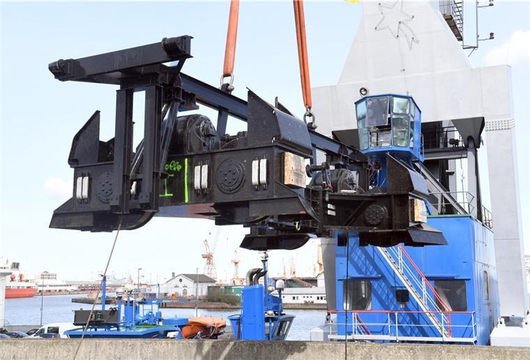 Zwei Wagen für das Schleusentor Mit einem solchen Unterwagen fährt das Schleusentor hin und her.