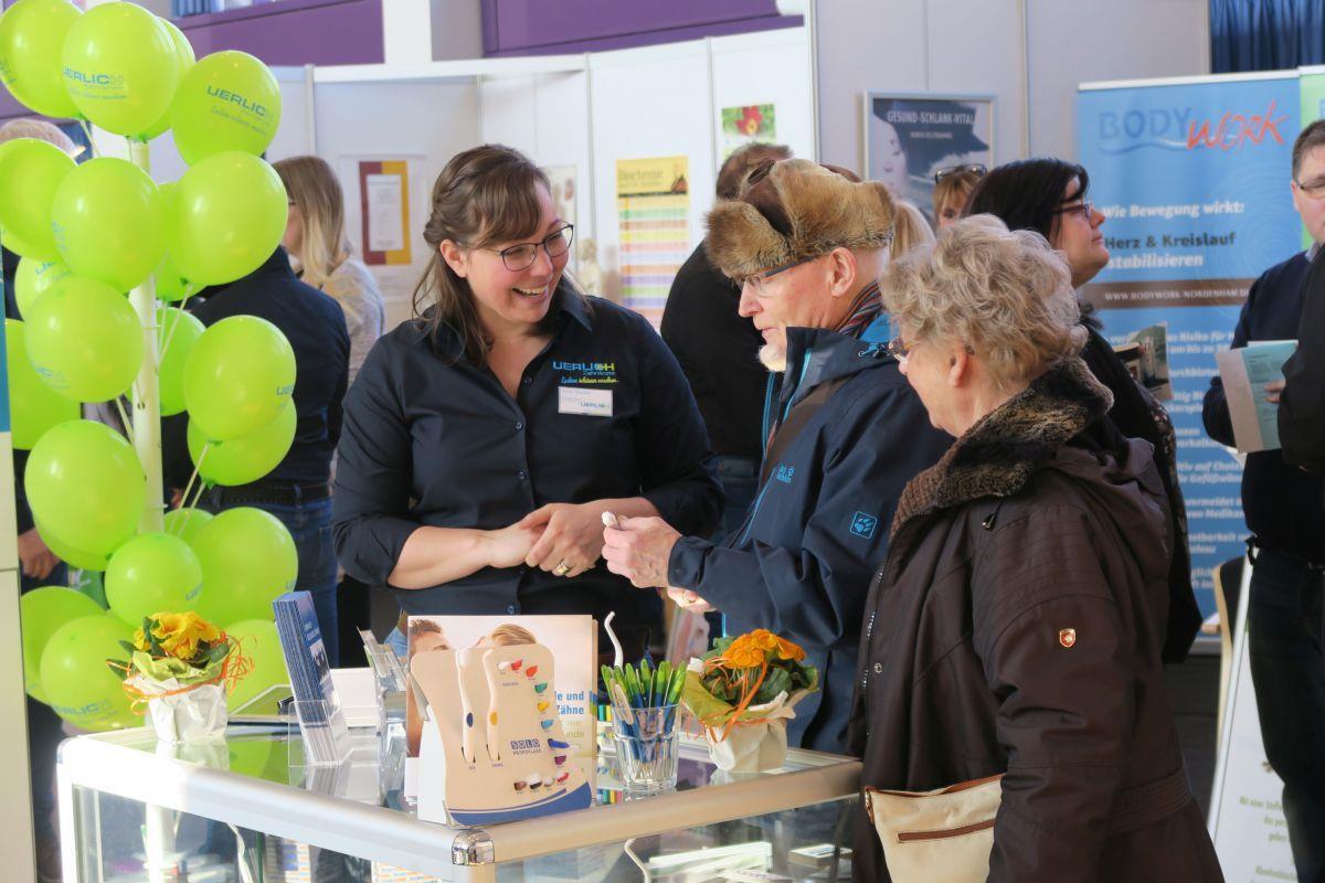Nordenham: Rundum-Check für Messebesucher in der Friedeburg Mit einem Stand war die Zahnarztpraxis Uerlich aus Brake in der Stadthalle vertreten. Zu den Messebesuchern, die hier Station machten, gehörten auch Horst und Eva Schuleit aus Nordenham. Sie ließen sich von Praxishelferin Svea Staude über die richtige Zahnpflege beraten.