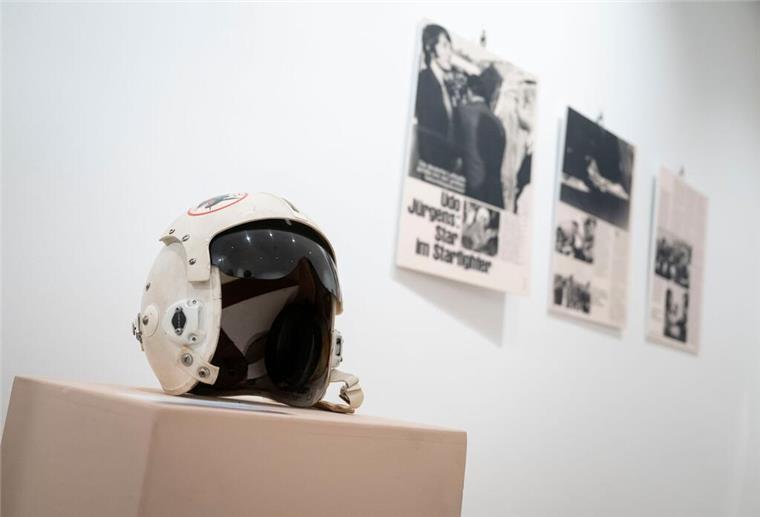 Udo Jürgens‘ Flügel bringt 240.000 Euro bei Auktion ein Mit einem „Starfighter“-Helm auf dem Kopf flog Udo Jürgens einst in 10.000 Metern Höhe.