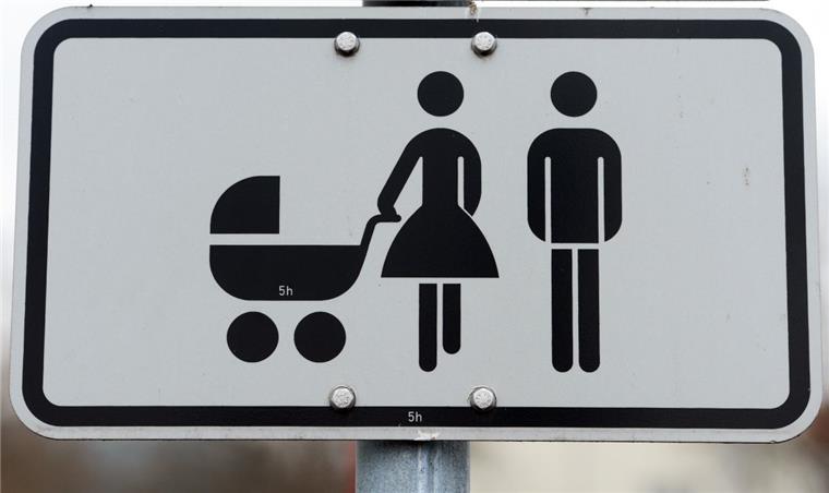 Streit um Kinderwagenstellplatz eskaliert: Mann schlägt Polizistin Mit einem Streit um Kinderwagenplätze im Linienbus hat der Streit angefangen.