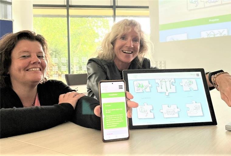 Thorsten Krüger: Rückblick auf eine ereignisreiche Amtszeit Mit einem symbolischen Druck auf den Buzzer haben StadträtinGabi Kasten (links) und Projektleiterin Britta Murawski 2022 die neue Smart-City-Homepage scharfgeschaltet.