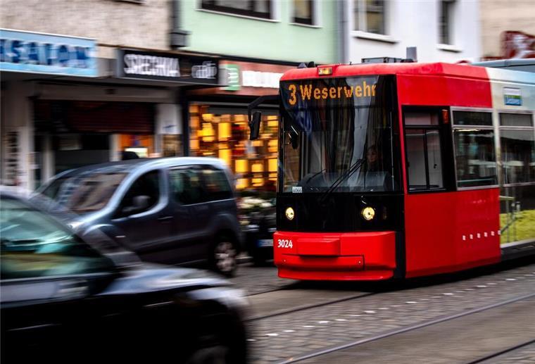 Warnstreik in Bremen: Busse und Bahnen bleiben für zwei Tage stehen Eine Straßenbahn fährt zwischen Autos durch die Innenstadt. Die Verkehrsminister der Länder sind in einer Video-Schalte zu ihrer turnusmäßigen Konferenz zusammen gekommen. Im Mittelpunkt der Beratungen stehen unter anderem eine Fortschreibung der Bund-Länder-Hilfen für pandemiebedingte Milliarden-Einnahmeausfälle der ÖPNV-Verkehrsbetriebe, die Restrukturierung bei der Deutschen Bahn sowie Pläne für schärfere Regeln für Fahranfänger. +++ dpa-Bildfunk +++