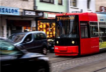 Eine Straßenbahn fährt zwischen Autos durch die Innenstadt. Die Verkehrsminister der Länder sind in einer Video-Schalte zu ihrer turnusmäßigen Konferenz zusammen gekommen. Im Mittelpunkt der Beratungen stehen unter anderem eine Fortschreibung der Bund-Länder-Hilfen für pandemiebedingte Milliarden-Einnahmeausfälle der ÖPNV-Verkehrsbetriebe, die Restrukturierung bei der Deutschen Bahn sowie Pläne für schärfere Regeln für Fahranfänger. +++ dpa-Bildfunk +++