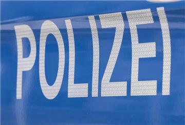  Der Schriftzug ·Polizei· ist auf einem Streifenwagen 