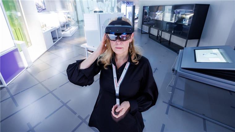 Nürnberger Zukunftsmuseum entwickelt Touren für Blinde Mit einer Augmented-Reality-Brille werden blinde und sehbehinderte Menschen durch die Ausstellung geleitet.