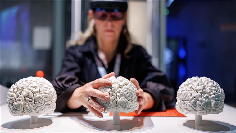 Nürnberger Zukunftsmuseum entwickelt Touren für Blinde Mit einer Augmented-Reality-Brille werden blinde und sehbehinderte Menschen durch die Ausstellung geleitet.