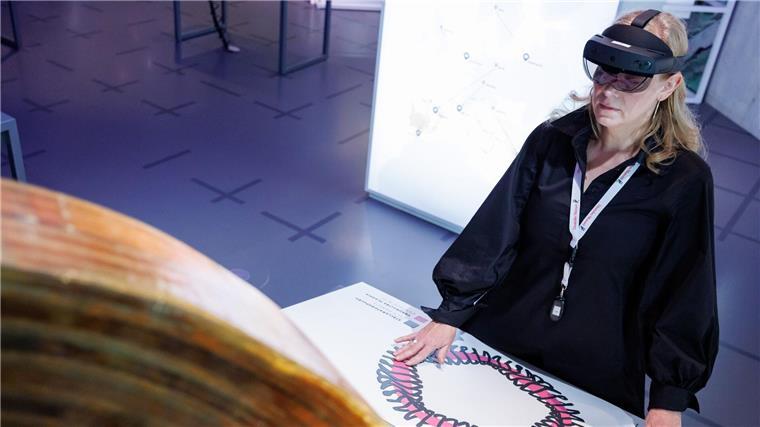 Nürnberger Zukunftsmuseum entwickelt Touren für Blinde Mit einer Augmented-Reality-Brille werden blinde und sehbehinderte Menschen durch die Ausstellung geleitet.