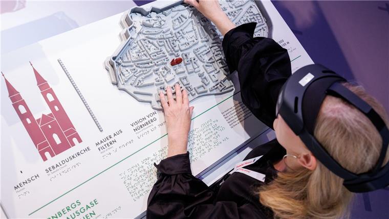 Nürnberger Zukunftsmuseum entwickelt Touren für Blinde Mit einer Augmented-Reality-Brille werden blinde und sehbehinderte Menschen durch die Ausstellung geleitet.