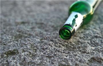 Mit einer Bierflasche bewaffnet ist eine Frau am 1. Mai in Geestemünde auf ihren Verlobten losgegangen.