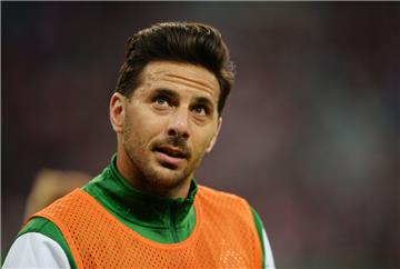 Mit einer blutigen Nase endete das Training des SV Werder Bremen am Dienstag für Claudio Pizarro.