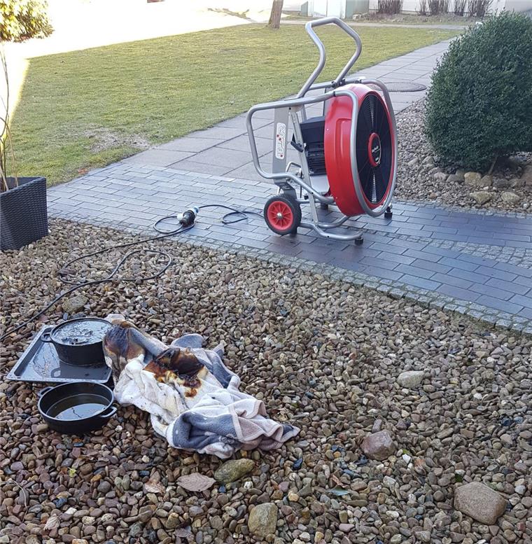 Küchenbrand in Loxstedt löst Großeinsatz von Feuerwehr und Polizei aus Mit einer Decke haben die Einsatzkräfte den brennenden Topf in Loxstedt schnell löschen können.