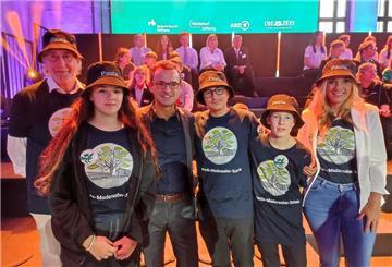 Mit einer Delegation von Schülerinnen und Schülern, Schulleiter Dr. Joachim Wolff (hinten links) und Lehrerin Vanessa Reinke (rechts) war die „Paula“ beim Deutschen Schulpreis in Berlin vertreten. Begleitet wurde sie von Stadtrat Michael Frost (Dritter von links).