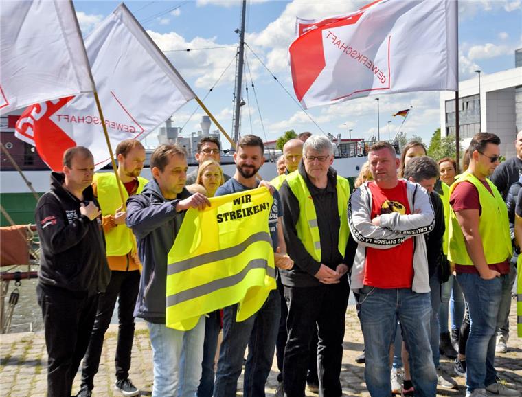 Drohender Streik bei Deutsche See in Bremerhaven abgewendet Der Streik ist abgewendet: Mit einer Demonstration hatte die Gewerkschaft NGG in der vergangenen Woche Druck gemacht. Nun gibt es einen Tarifabschluss bei der Deutschen See.