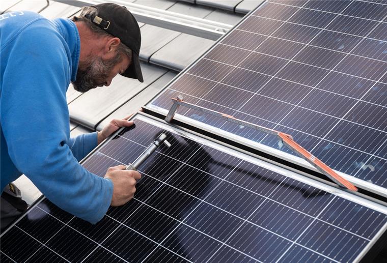 Bremerhaven: Unabhängiger vom Strompreis werden Mit einer eigenen Solarnlage kann man sich von den hohen Strompreisen teilweise unabhängig machen, sagen Verbraucherschützer.