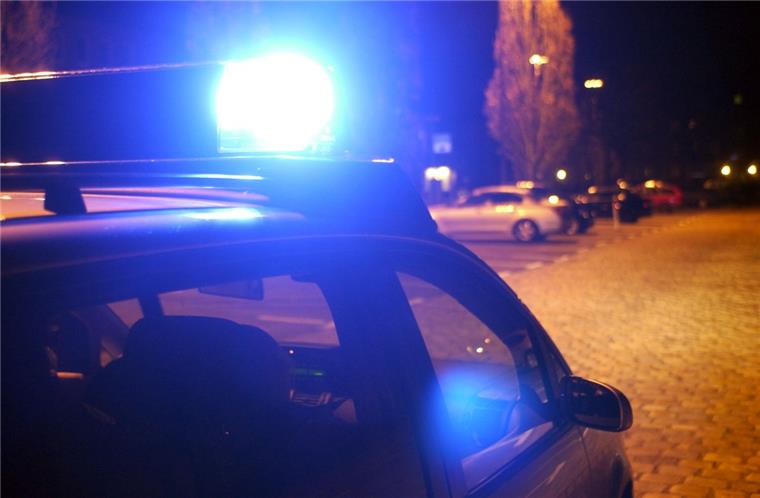 Mit einer Eisenstange hat ein Mann auf das Auto einer Rentnerin eingeschlagen.