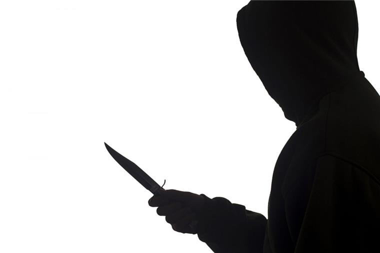 Bremen: Angreifer verletzen 26-Jährigen lebensgefährlich Mit einer Eisenstange und einem Messer verletzten zwei Männer einen 26-Jährigen in Bremen lebensgefährlich.